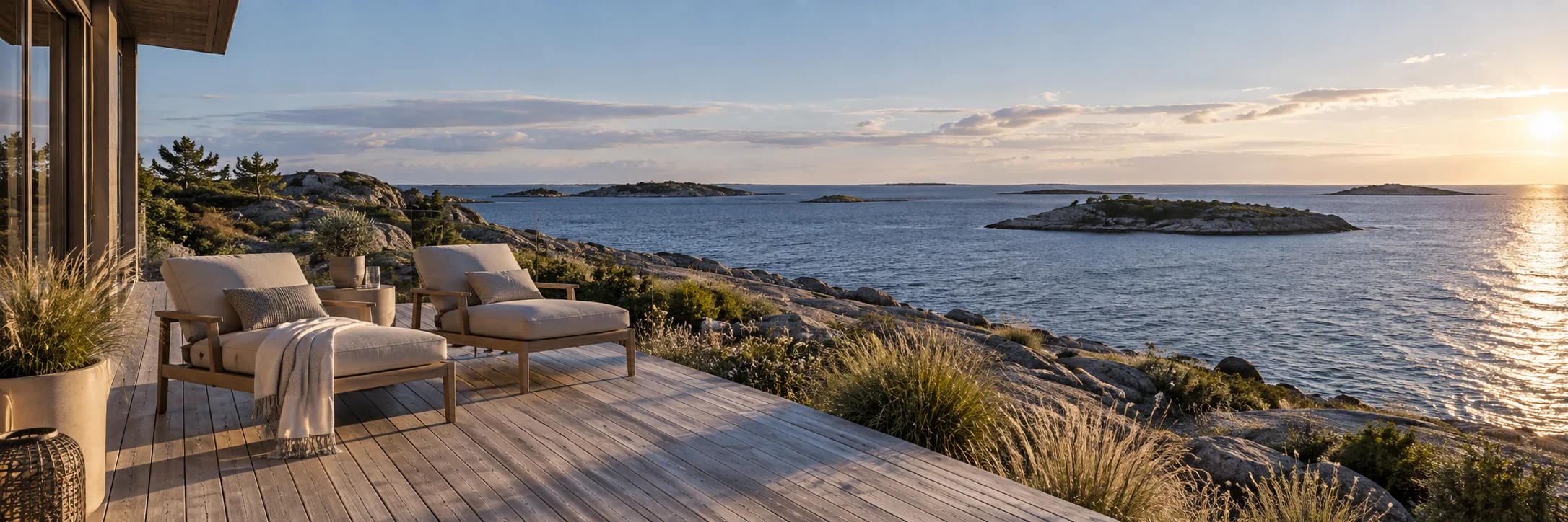 Hotellterrass med utsikt över hav och klippor